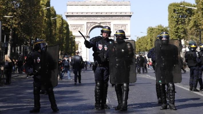 Parigi, i black bloc dirottano la marcia per il clima