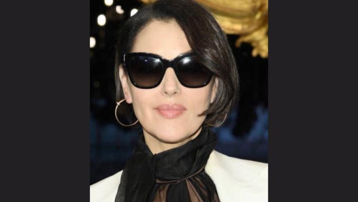 Caschetto e charme, il nuovo look di Monica Bellucci 