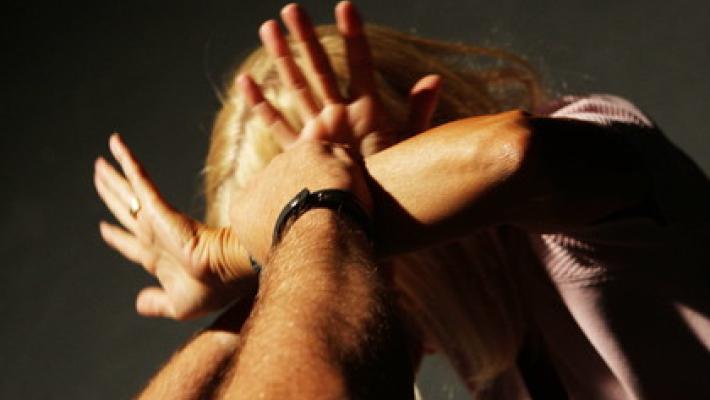 Vende le figlie per sposarle, primo arresto con il codice rosso 