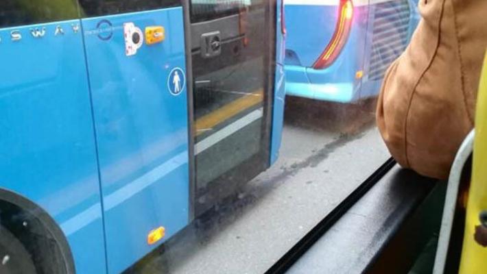 Bus in panne e lavori: via Mazzini bloccata