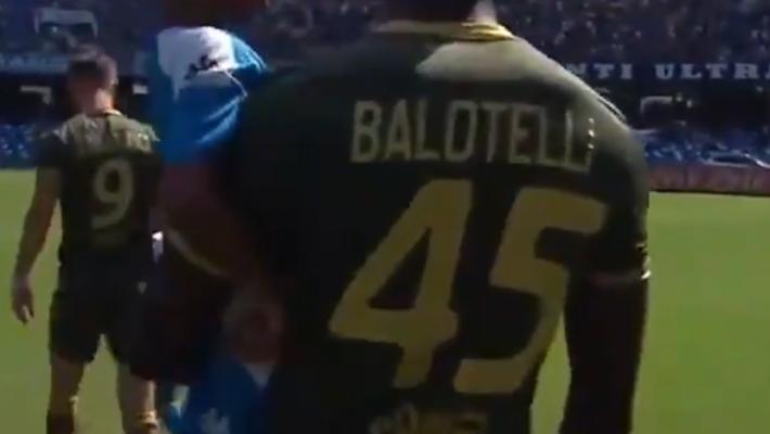 Balotelli entra al San Paolo con la figlia in braccio