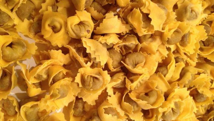 Tortellini senza carne di maiale a Bologna per la festa patronale: è polemica