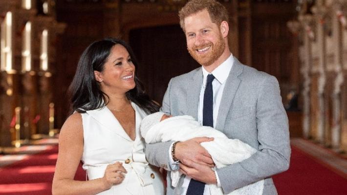 Meghan  fa causa al Mail e  Harry attacca: 'Mia moglie è un bersaglio come lo era mia madre' 