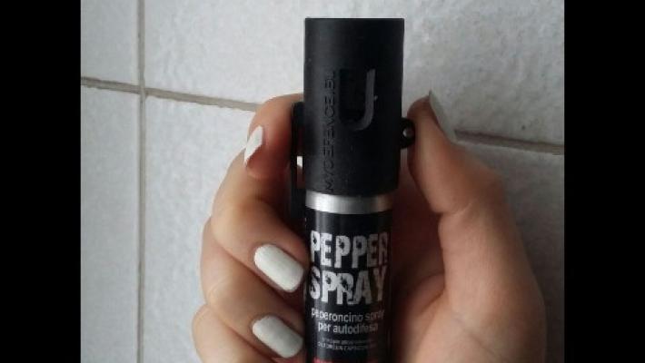 Spray al peperoncino in classe, dieci intossicati