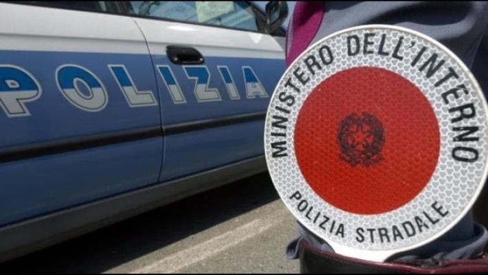 La Polizia di Stato denuncia  una  38enne per uso di targa manomessa o alterata , uso di atto falso, ricettazione  e riciclaggio.