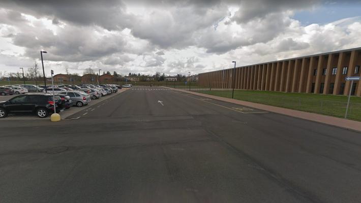 Scuola per l'Europa: divieto di transito nel parcheggio nel periodo scolastico