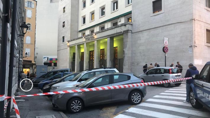 Trieste, due agenti uccisi in una sparatoria davanti alla Questura. Preso il responsabile