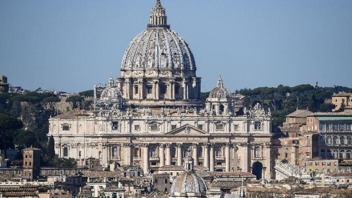 Altare San Pietro profanato, si celebra rito penitenziale 