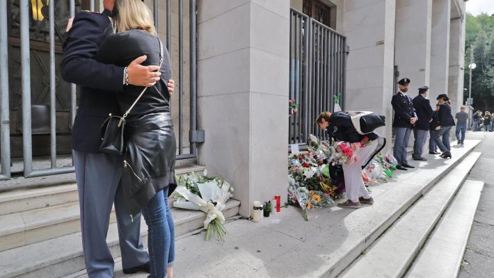 Poliziotti uccisi, l'assassino non risponde. Polemica sulle fondine
