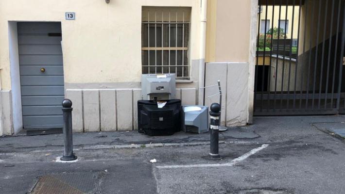 Televisori in strada. Da dieci giorni...