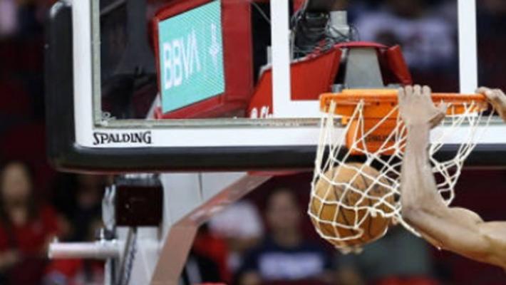 Virtus Bologna in testa con Sassari, Roma torna a sorridere