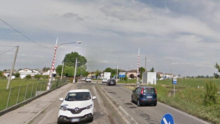 Sorbolo Levante, abbattuto il passaggio a livello: code e disagi anche a Parma