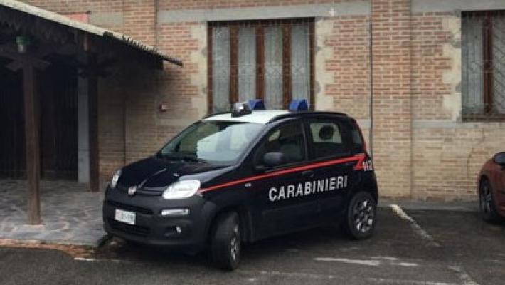 Litiga con l’anziano che assiste poi lo aggredisce col coltello: denunciata a Brescello