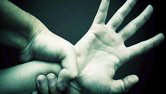 Violenza sessuale: giovane denuncia due amici a Piacenza