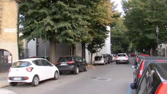 Testimone: 'Viaggiava in bici veloce e contromano: e ha colpito in pieno l'uomo sulle strisce'