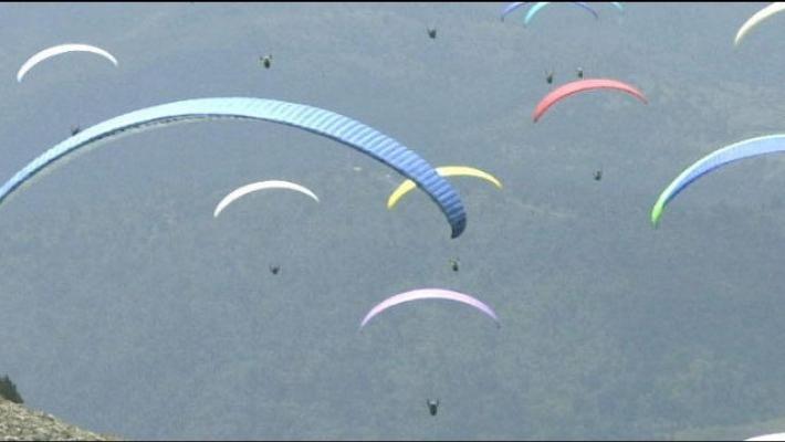 Atterraggio violento di un parapendio a Tizzano: ferito il pilota