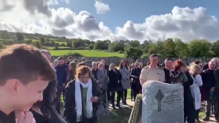 Irlanda, la voce del defunto risuona dalla bara: il funerale diventa tragicomico - Video 