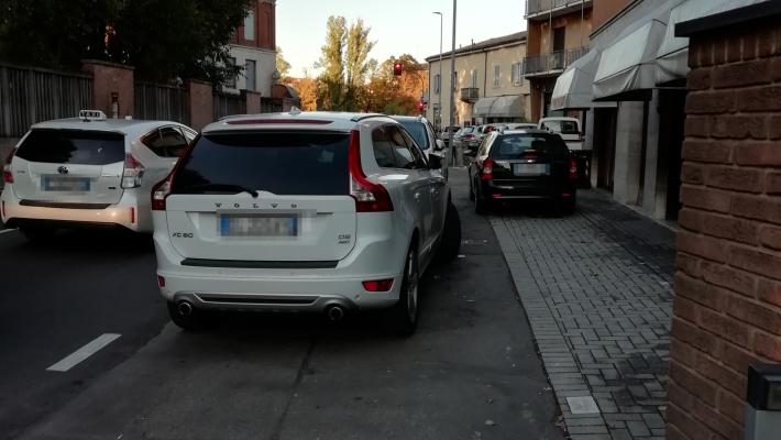 Marciapiede impraticabile in via Langhirano