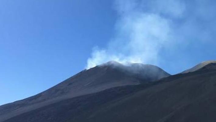 L'Etna erutta ancora:  limitazioni allo spazio aereo a Catania