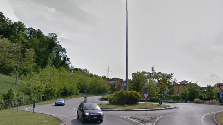 Riccò, auto esce di strada all'alba: due feriti