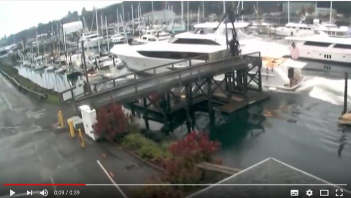 Yacht  in manovra  travolge decine di barche a vela: 90mila euro di danni - Video 