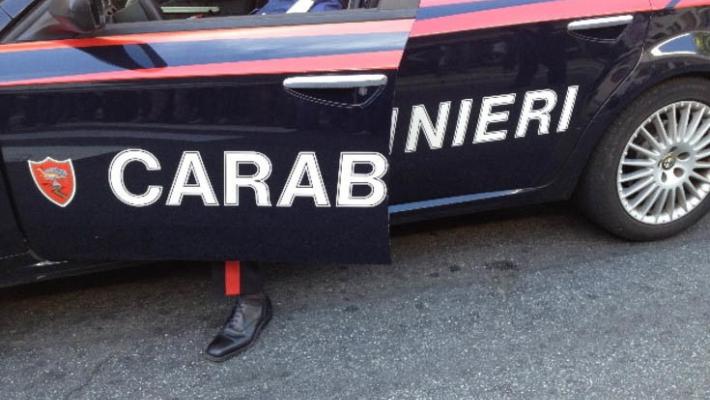 Bimbo  chiama il 112 per salvare la mamma: i carabinieri arrestano il padre