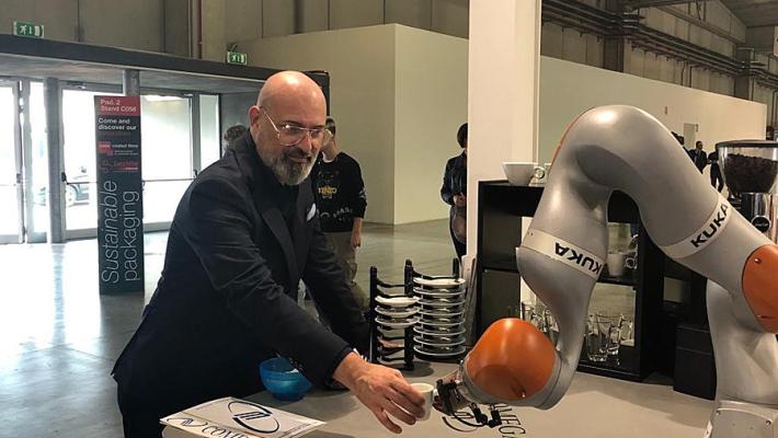A Cibus Tec la giornata dei robot collaboratori. Uno ha servito il caffè a Bonaccini