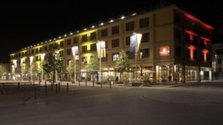 La Galleria, bloccati per due ore nell'ascensore