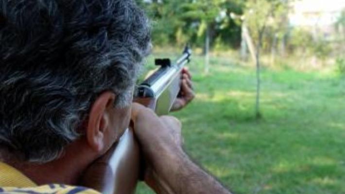 Caccia: scambiato per preda,ferito grave