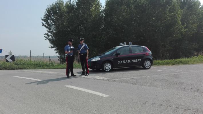 Picchiava la compagna e le impediva di uscire: arrestato 53enne nella Bassa