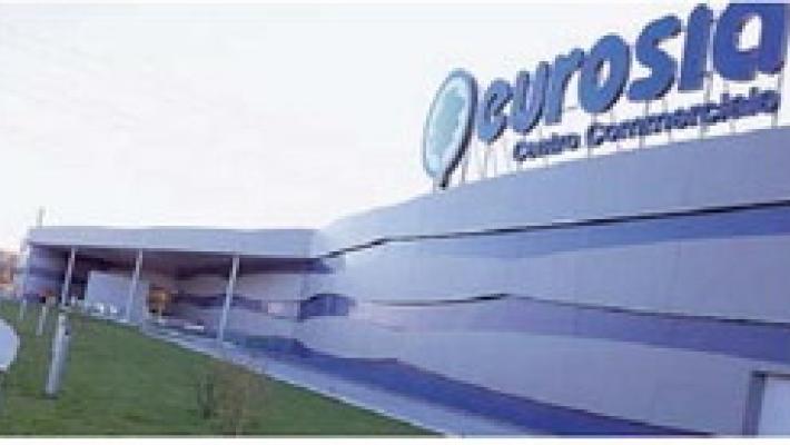 "Omette" di pagare la spesa e aggredisce prima la vigilanza poi i poliziotti: arrestato 22enne