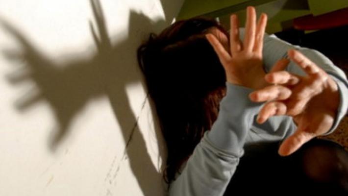 «Ti tolgo gli occhi, così non guardi gli altri»: patteggia il compagno aguzzino