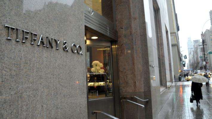 Lvhm, colazione con Tiffany: il gigante del lusso valuta l'acquisizione