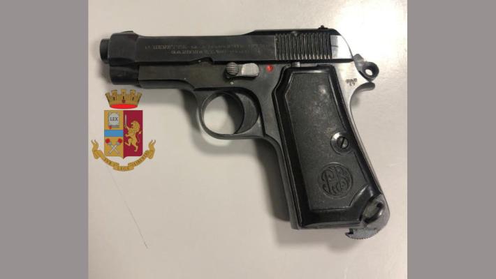 Un uomo armato minaccia di morte il  vicino in strada Martinella: arrestato