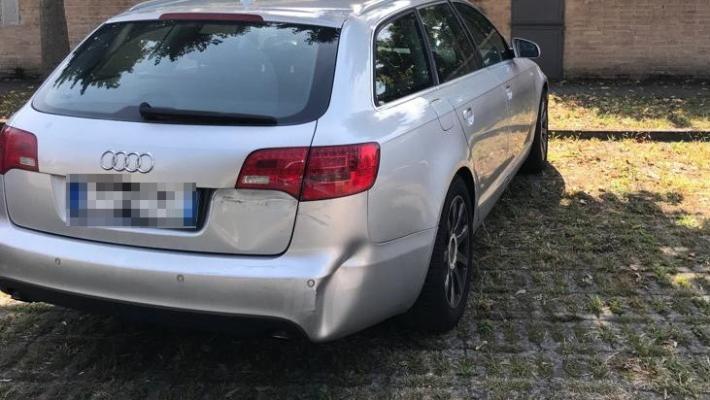Urta un'auto e se ne va: 300 euro di multa per una trentenne