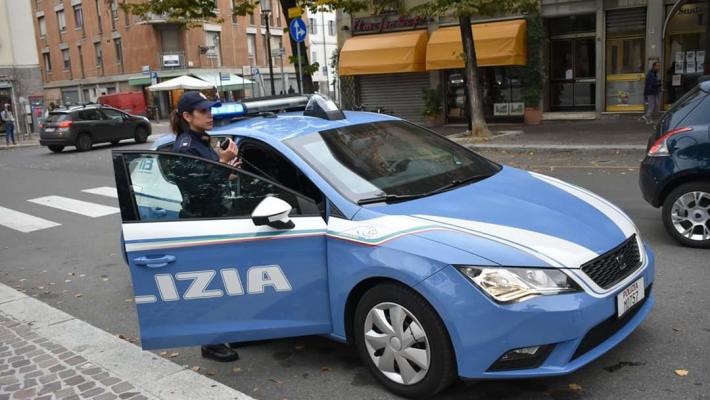 Aggredisce il controllore  su un autobus di linea e poi si scaglia contro i poliziotti:  49enne arrestata