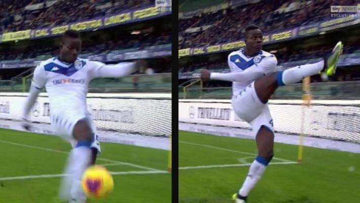 Cori a Balotelli, lui lancia la palla verso il pubblico e l'arbitro ferma il gioco per 3' - Video