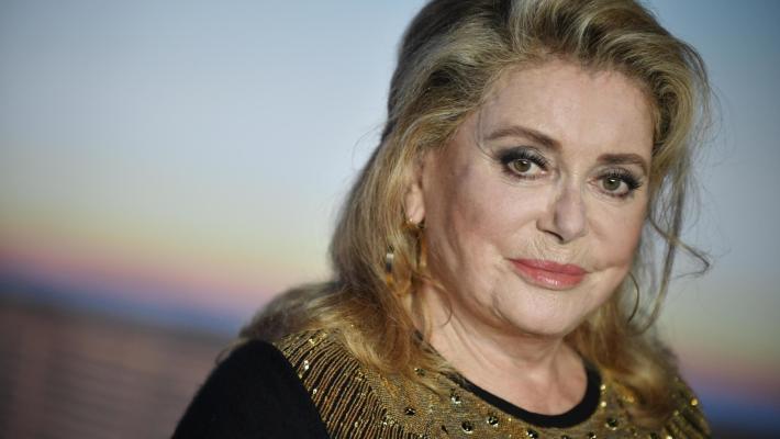 Dopo la grande paura, la speranza per Catherine Deneuve: "Nessun deficit motorio"