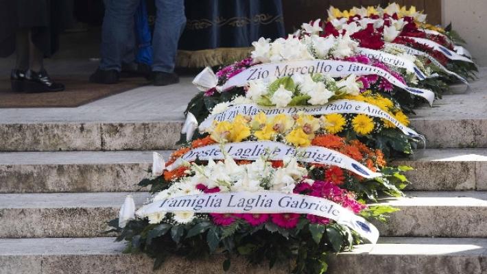 Omicidio Sacchi:chiesa gremita per l'addio