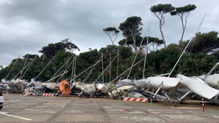 Tromba d'aria a Santa Marinella: impressionante fila di imbarcazioni cappottate - Video 