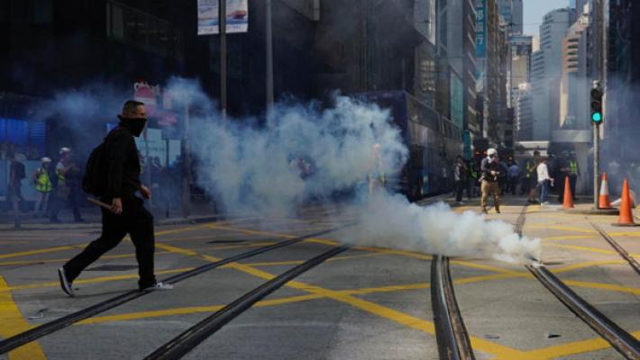  Hong Kong: la polizia spara e ferisce due manifestanti. Gravissimo un 21enne