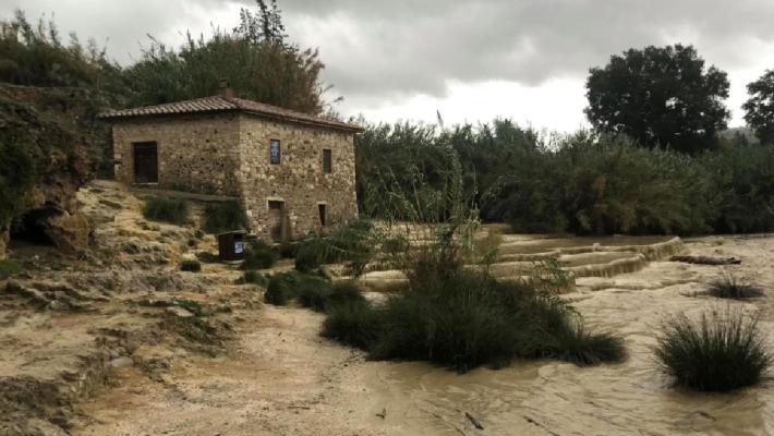 Un'ondata di piena travolge le cascate termali di Saturnia
