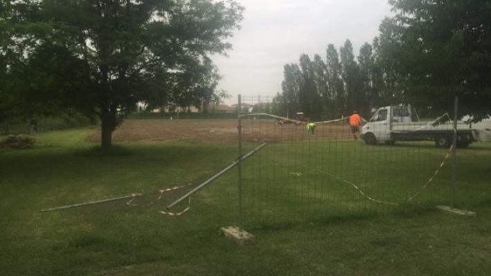 Vandalismi nella notte nel campo di via Jacobs