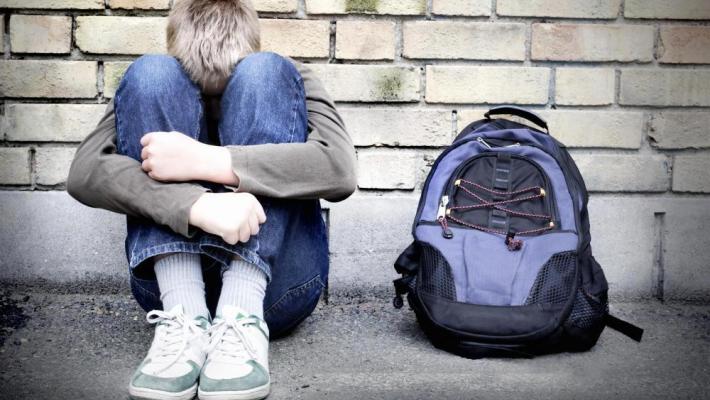 Ragazzo autistico spintonato dai compagni: braccio rotto