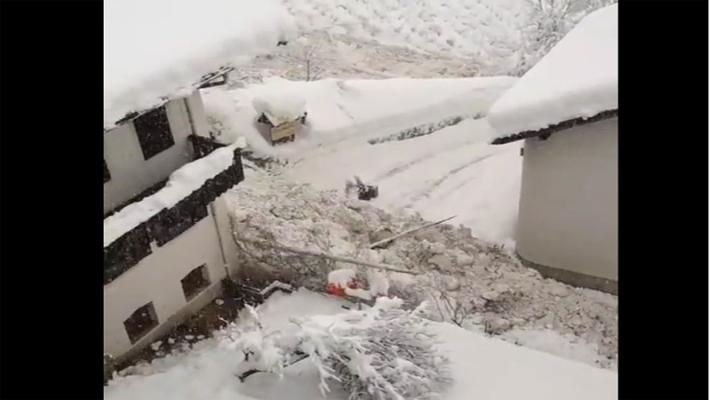Valanga in val Martello, danneggiate case, masse neve e alberi sradicati - Video