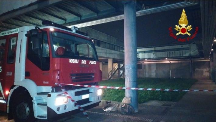 Incendio nella notte in un sottotetto, due fidanzati morti a Milano