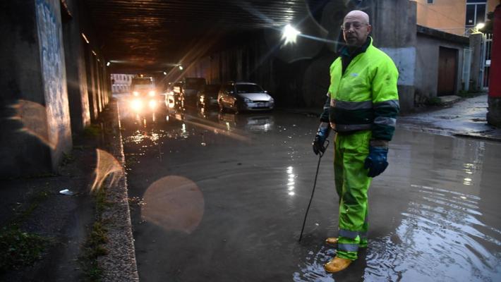 Allerta rossa in Liguria: ci sono 19 sfollati. Galleria A7 allagata, chiuso tratto verso Busalla