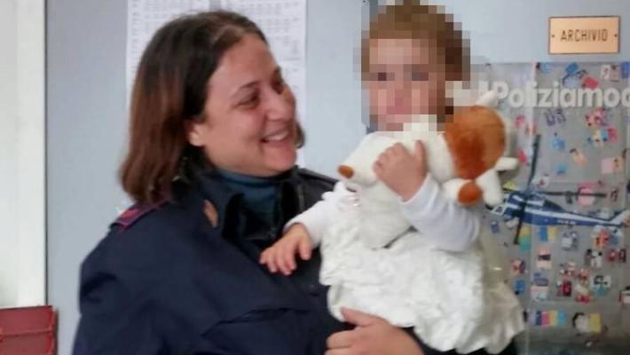 La bimba resta a terra, il treno parte con la mamma