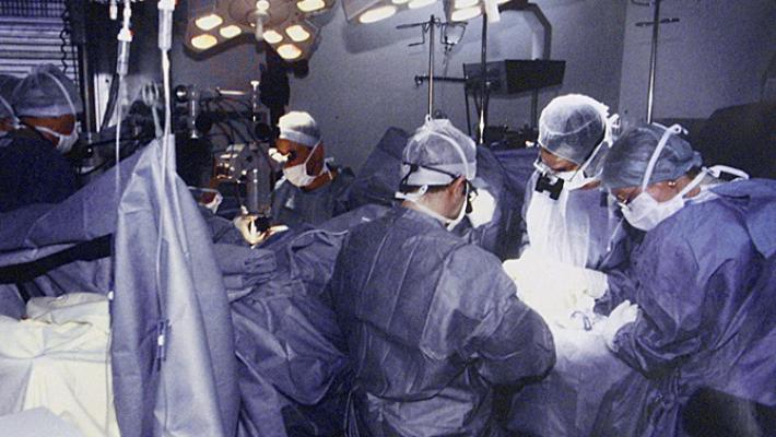 Successo (per ora) del primo trapianto di cuore grazie a un maiale geneticamente modificato