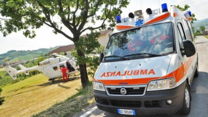 Mano incastrata nel trattore: agricoltore ferito mentre lavora